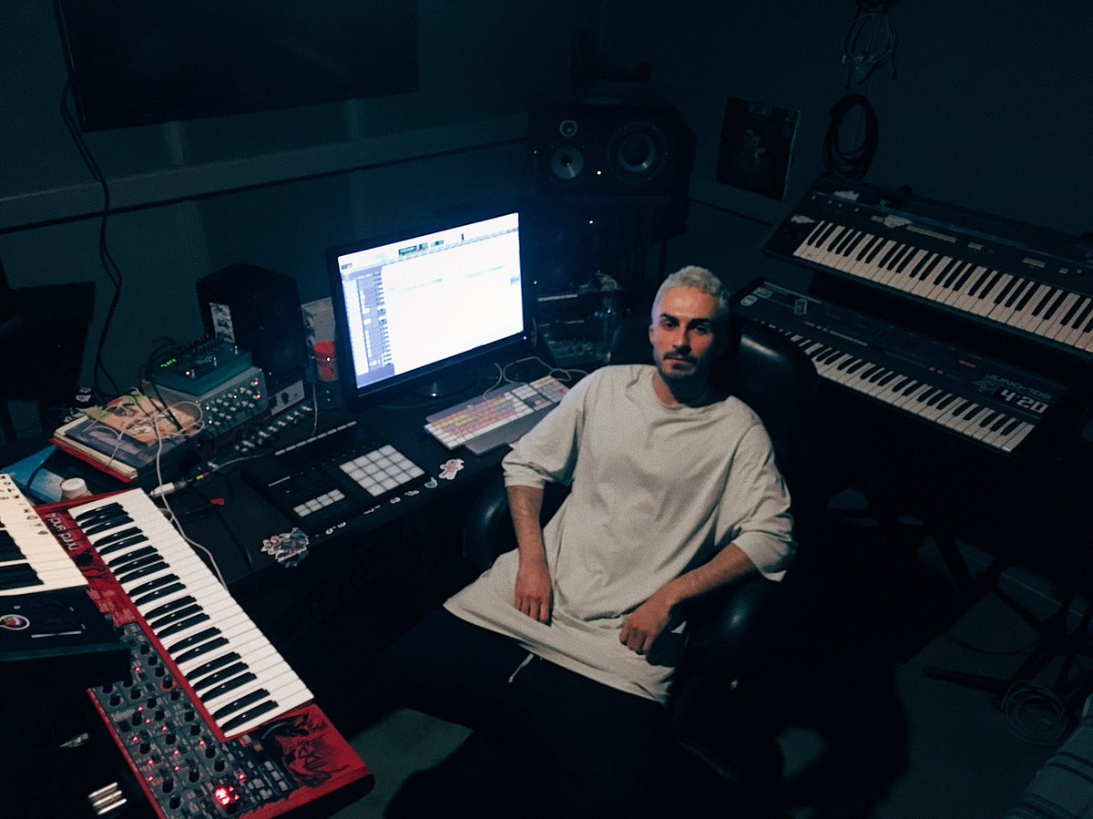 To many keyboards on one photo!