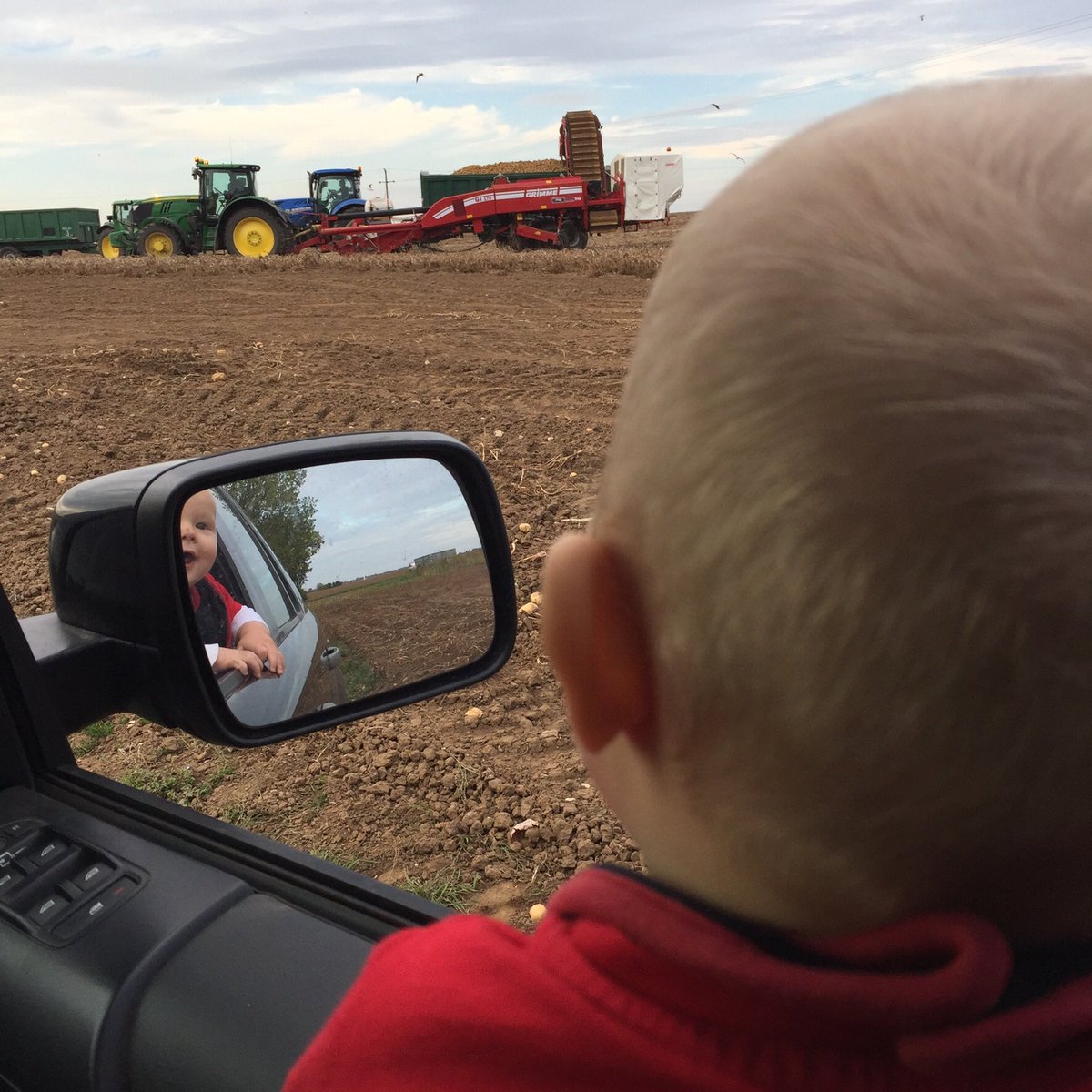 MaryBon4's tweet photo. Longing to be the potato lifter driver! #potatoharvest2018 #spuds #Hboss #henrydavid #grimme @jkwilliams966 @williamstr7 https://t.co/2BhPW5JME0