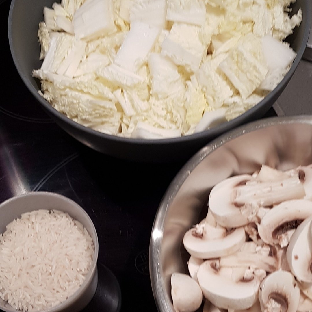 ZebulonsMummy's tweet photo. Je n'avais jamais cuisiné de chou chinois , je l'ai préparé aux champignons, lardons et riz !
J'étais sceptique 🤔Mais en fait , mon Zébulon a adoré 😋
#zebulonsmummy #lifestyle #mumblogger  #yummy #chouchinois #recetteshealthy #cuisinerapide #healthyfood #marmiton https://t.co/dXnlhdn2vt