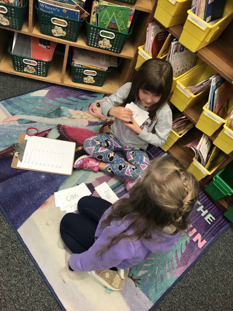 RachelYoungWMES's tweet photo. Students who know their first 20 sight words are working as sight word captains to help their peers. I’m loving watching them grow as leaders in the classroom! They are even tracking their growth. #dualimmersion #PowerofthePineapple #WMESrocks https://t.co/PzejHO388L