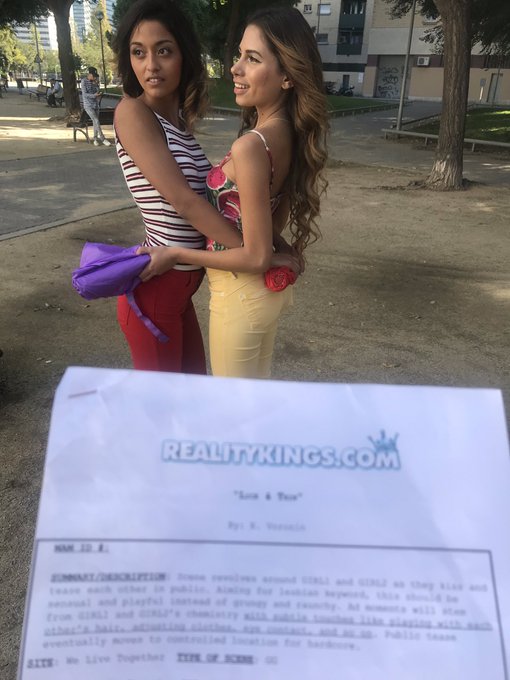 Hoy fue dia de frotamiento de co&ntilde;itos y travesuras en la calle con @SCARLET_BCN &amp; @BabyNicols!! #lesbian<a href="/tag/lesbian"class="tags"><span>#lesbian</span></a><a href="/tag/realitykings"class="tags"><span>#realitykings</span></a><a href="/tag/gg"class="tags"><span>#gg</span></a><a href="/tag/pornshooting"class="tags"><span>#pornshooting</span></a>
