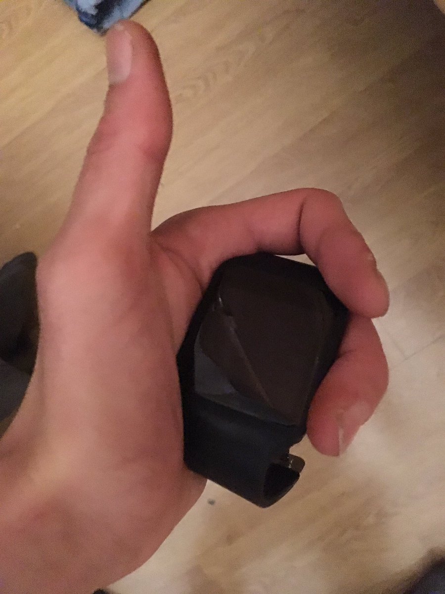 SenDobleH's tweet image. Se me ha caído el #smartwatch3 de cara de pantalla al suelo redondo.. #EstamosBien #Nohapasaona