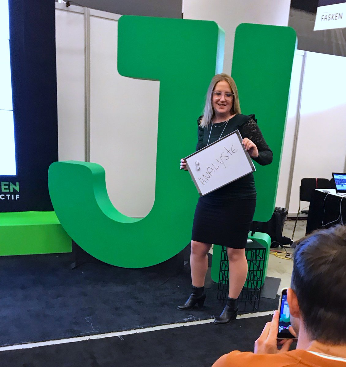 Entourage_X's tweet photo. Ok Google! C’est quoi l’emploi du futur? Répondez à cette question avec @Jobillico au kiosque n° 720 et prenez-vous en photo devant le J! au #CongresCRHA et courez la chance de remporter un Google Home! #jobillico #vousserezplusheureux #matchparfait #recrutement #RH #HRtech https://t.co/nv9o4wnRKn