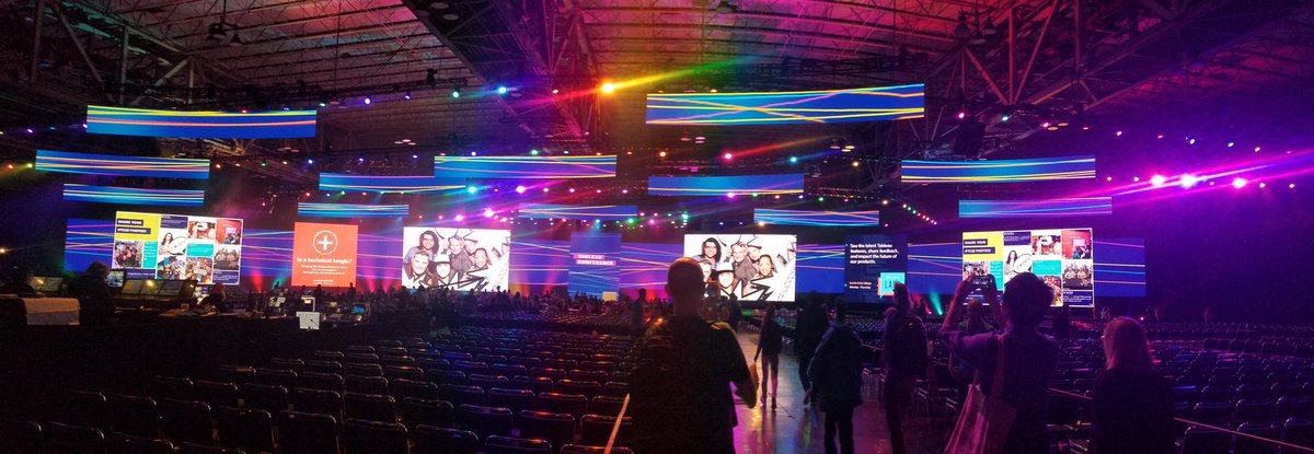 cstjohn1965's tweet photo. Just me and my 17000 data friends getting ready for @tableau keynote #TC18 https://t.co/6WthcIa8h7
