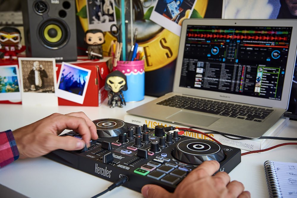 herculesaudio's tweet image. Big thanks to @iWalkingCorpse &amp;amp; the folks at @knowtechie for the great write-up of our new line of #HeculesDJ controllers!   fcld.ly/iruxkpt #learntodj