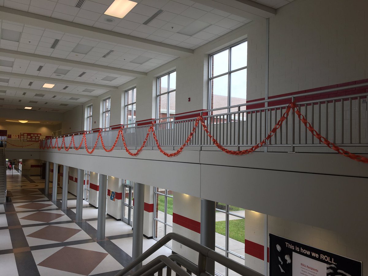 GMS Unity chain #UnityDay2018 created by students with positive words and encouragement written on each link @glynnschools <a href="/GlynnCountySSAC/">Glynn County Schools Student Advisory</a>