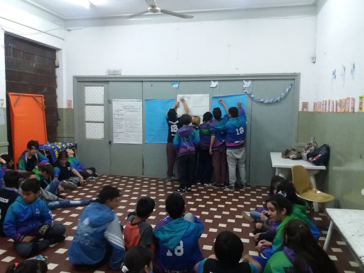 YaelFariass's tweet photo. Los chicos del turno tarde también dejaron sus saludos #articulación #ep8merlo #eesnro32merlo #primariasecundaria #6toc #6tod https://t.co/7G7J9tNNJL