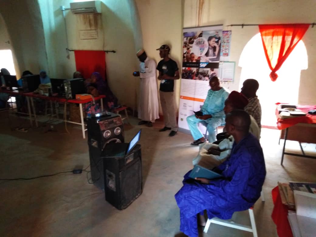 ACWNiger's tweet image. #AfricaCodeWeek2018. 
Retour en images sur le lancement dans la région d&apos; #Agadez hier avec la présence de la Direction d&apos;Enseignement Primaire et de l&apos;Alphabétisation
#Digital4Dev #YoungLeaders #Niger2.0 🇳🇪
Cc @guimbasaidou @warmo37 @Jokkolabs @NiangNiox @ACWNiger