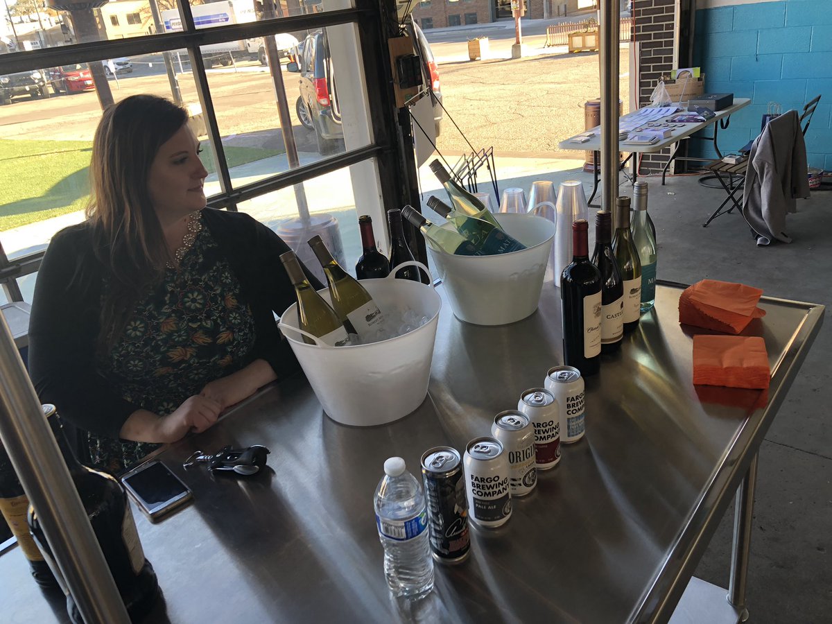 CreatingGoodFM's tweet photo. Volunteers are completing the final touches for #CreatingGood. Tonight is your chance to purchase local art by pledging volunteer hours for one of the featured charities. #ILoveFargo #SupportLocalArt https://t.co/tfcpCIkeR0