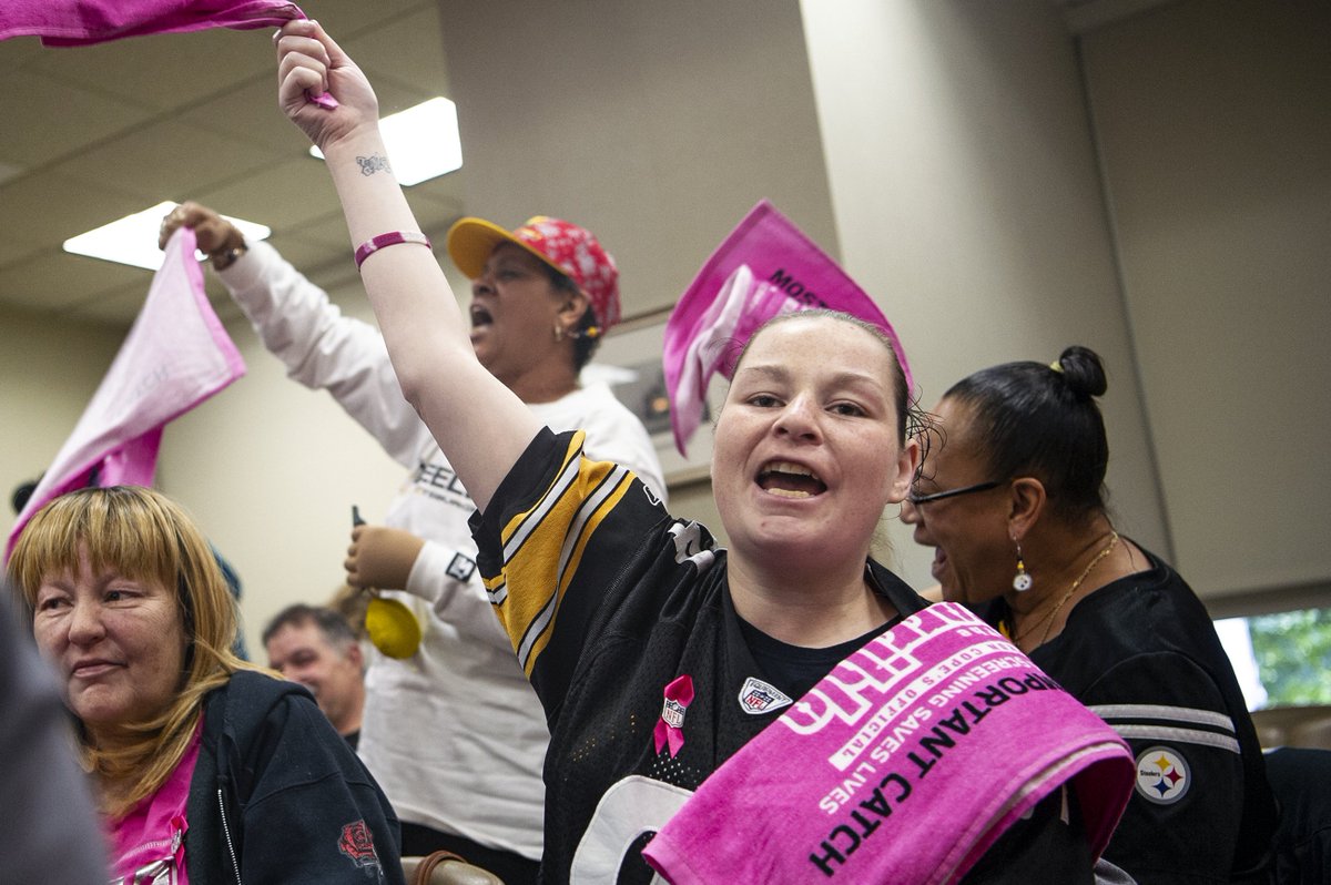 alexandrawimley's tweet photo. Pittsburgh @steelers Roosevelt Nix, Farrington Huguenin, and Stephon Tuitt compete in the kitchen to demonstrate healthy cooking to breast cancer survivors and current patients at @UPMC Magee-Womens Hospital in Oakland. (Alexandra Wimley/Post-Gazette) https://t.co/keLLbSzIFv