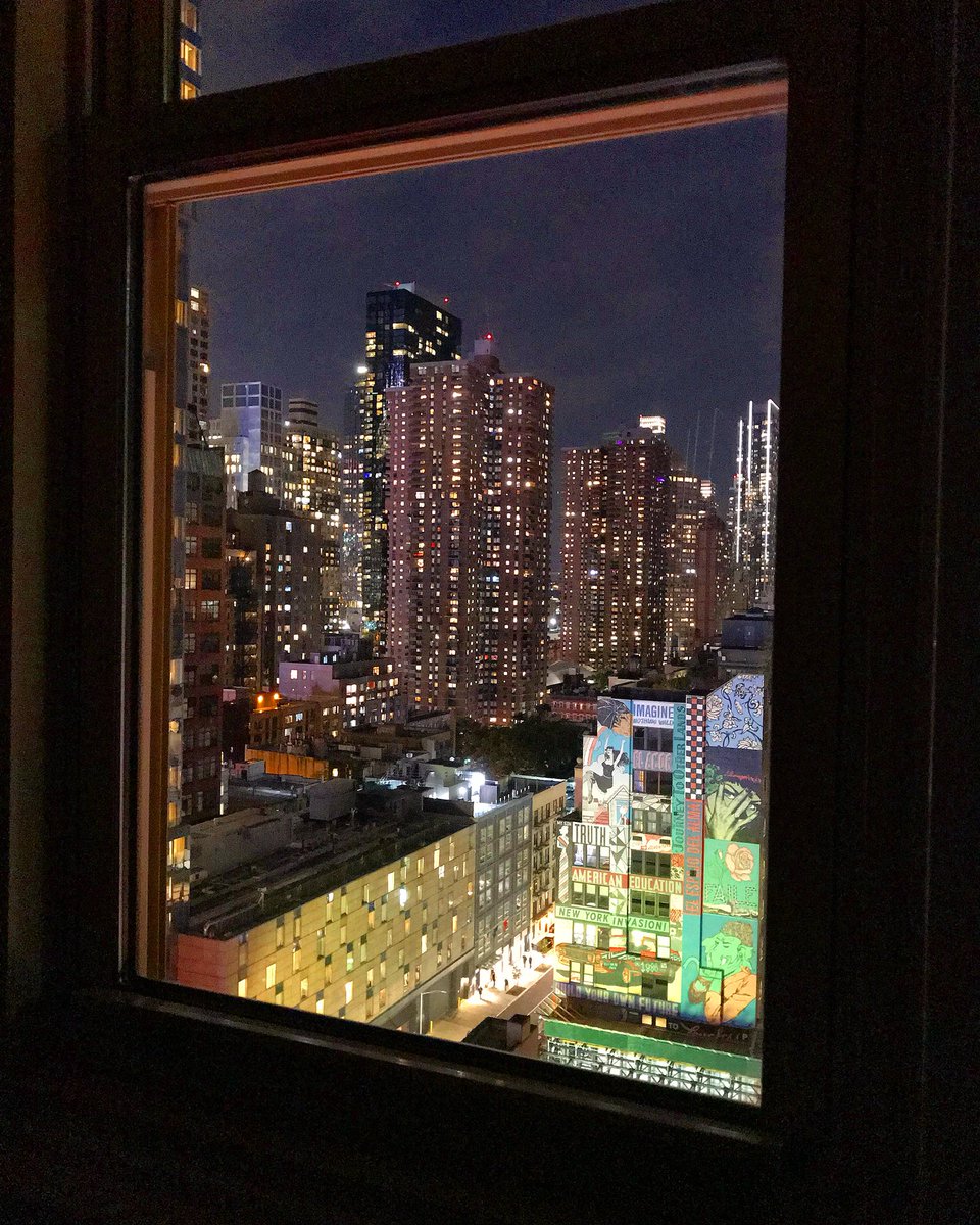 Shoequeen100's tweet photo. Amazing view from my bed @RowNYCHotel #NewYorkCity #17thfloor #rownyc https://t.co/0pYS0i96Uj