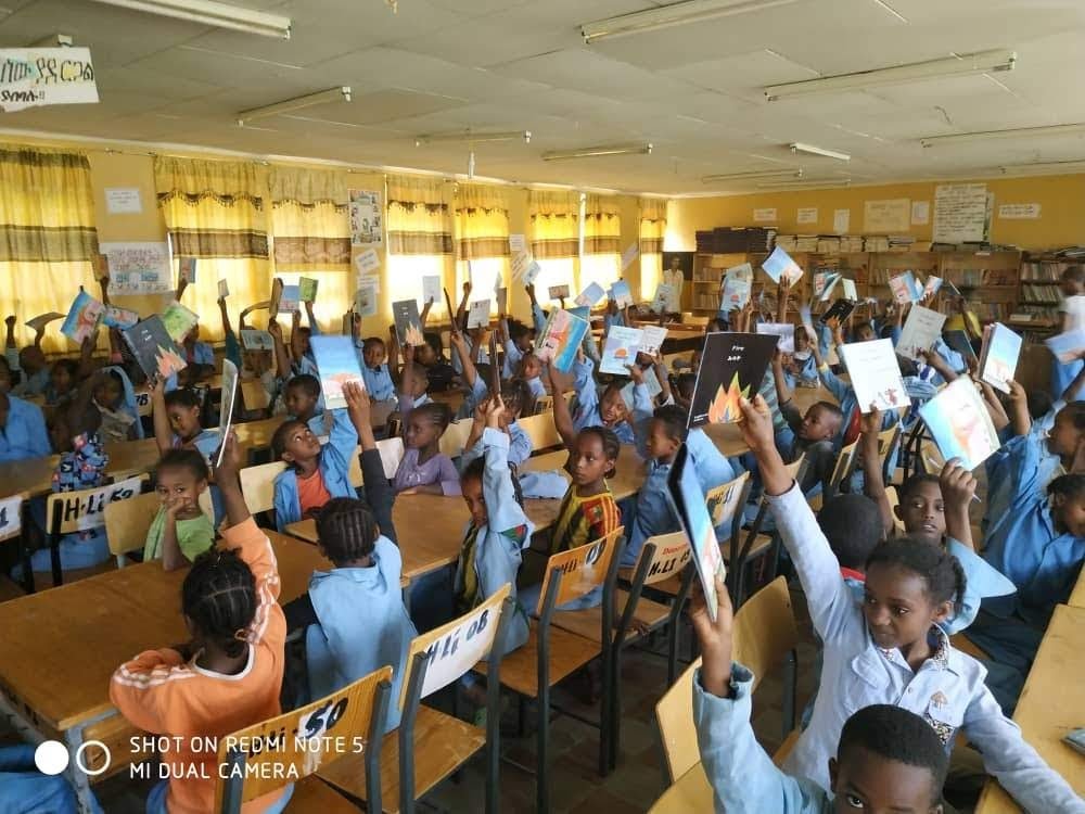 EthiopiaReads's tweet photo. Quiet here, but we've been busy. We just gave 55,000 Amharic picture books to 128 schools, around AA, Bahir Dar and Hawassa. Great to see a class full of kids with books in their hands! #ethiopianstories https://t.co/t1HLXCLOhD @OpenHeartsBigD1 @janekurtz @HoheAwards https://t.co/SzZO0ff46L