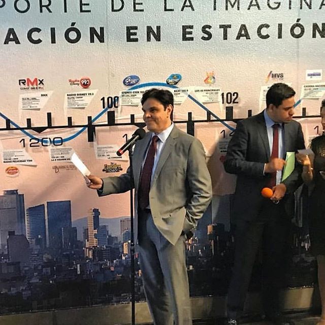 jessiecervantes's tweet photo. En la ceremonia de inauguración del #MuseodelaRadio en la estación del metro "parques de los venados" #ARMV 👏👏👏 https://t.co/QJvGbN4D99 https://t.co/jYzP0SItGT