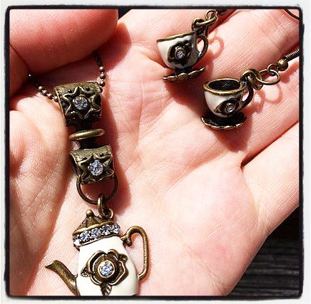 #JEWELRYTUESDAY! #TEA AND #COFFEE LOVERS #JEWELRYSET available in my #EtsyShop, #OriginalSinArt. (link in Bio)
Don’t forget, everything is currently 20% off in my Etsy shop!
#originalsinarts  #steampunkjewelry #handmadejewelry #necklaceandearringset #etsyseller #shopsmall