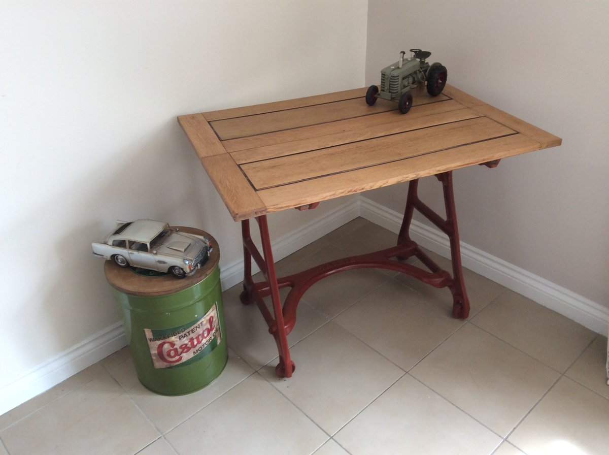 PotsPaws's tweet image. Stunning table made using an old mangle base painted industrial red with an oak top @PotsPaws £109