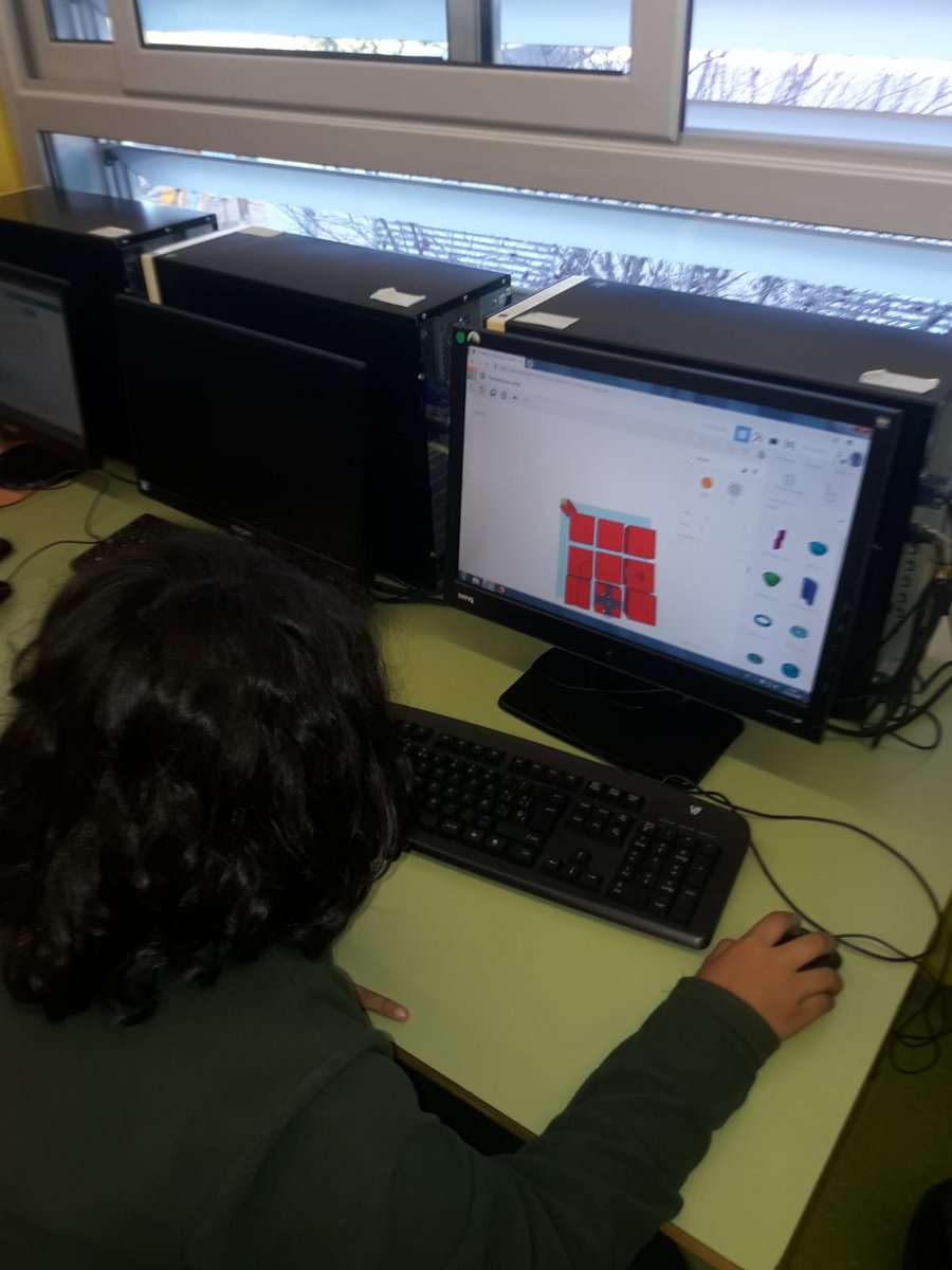 weareLetSMake's tweet photo. Circuits de bales a @EscolaElsPins 🌕↘⤴⤵↗⭕ https://t.co/WHFRsVtmQx