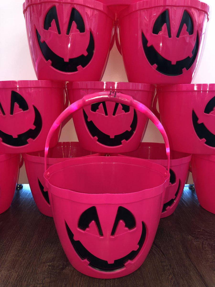 dreeder85's tweet photo. Need a reason to get out on this beautiful day? Stop by your local T-Mobile store for a free Halloween bucket for #TmobileTuesday @JournalStarNews @mirandajostark @UNLincoln https://t.co/9unnK4LKsY