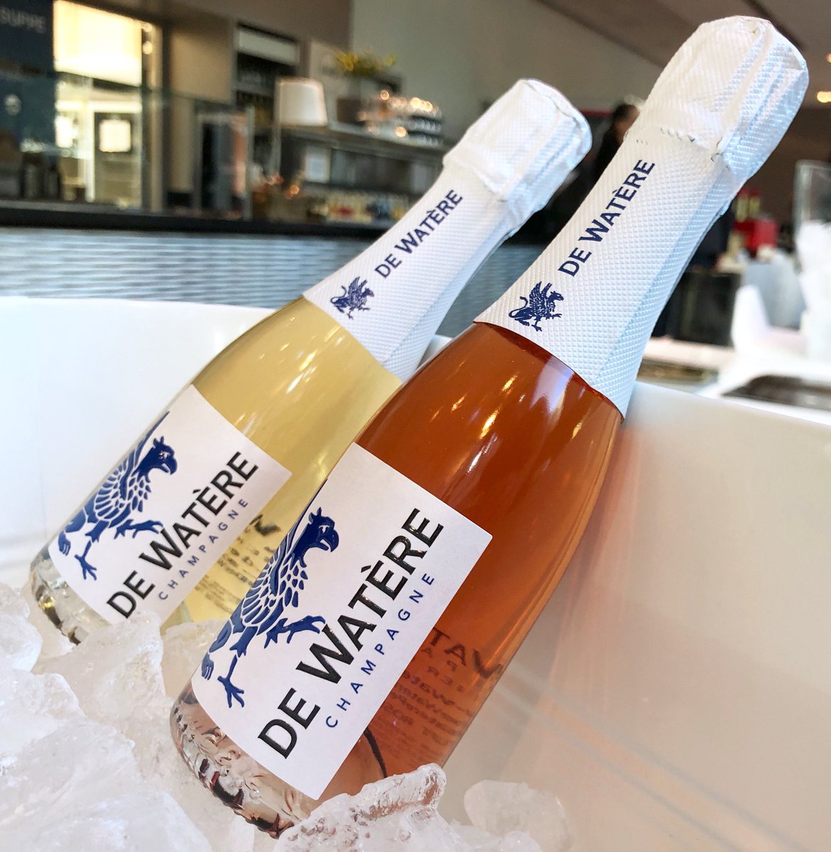 Who could use some ice cold De Watère Petites right now? 🍾❄️