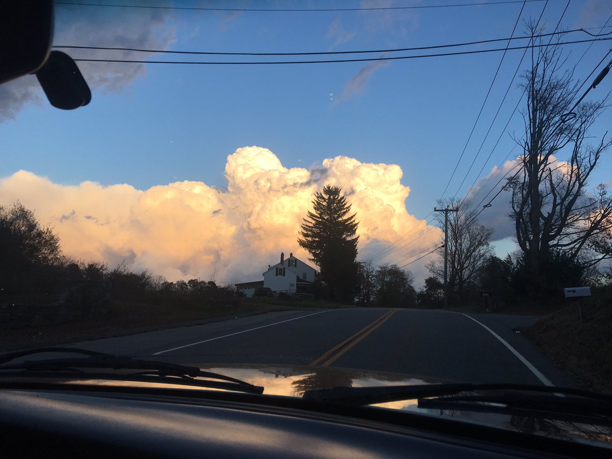 Chris_Rossi01's tweet photo. @NBCConnecticut @ryanhanrahan @WX1BOX  Huge clouds over Woodstock https://t.co/jZPVrxFjBg