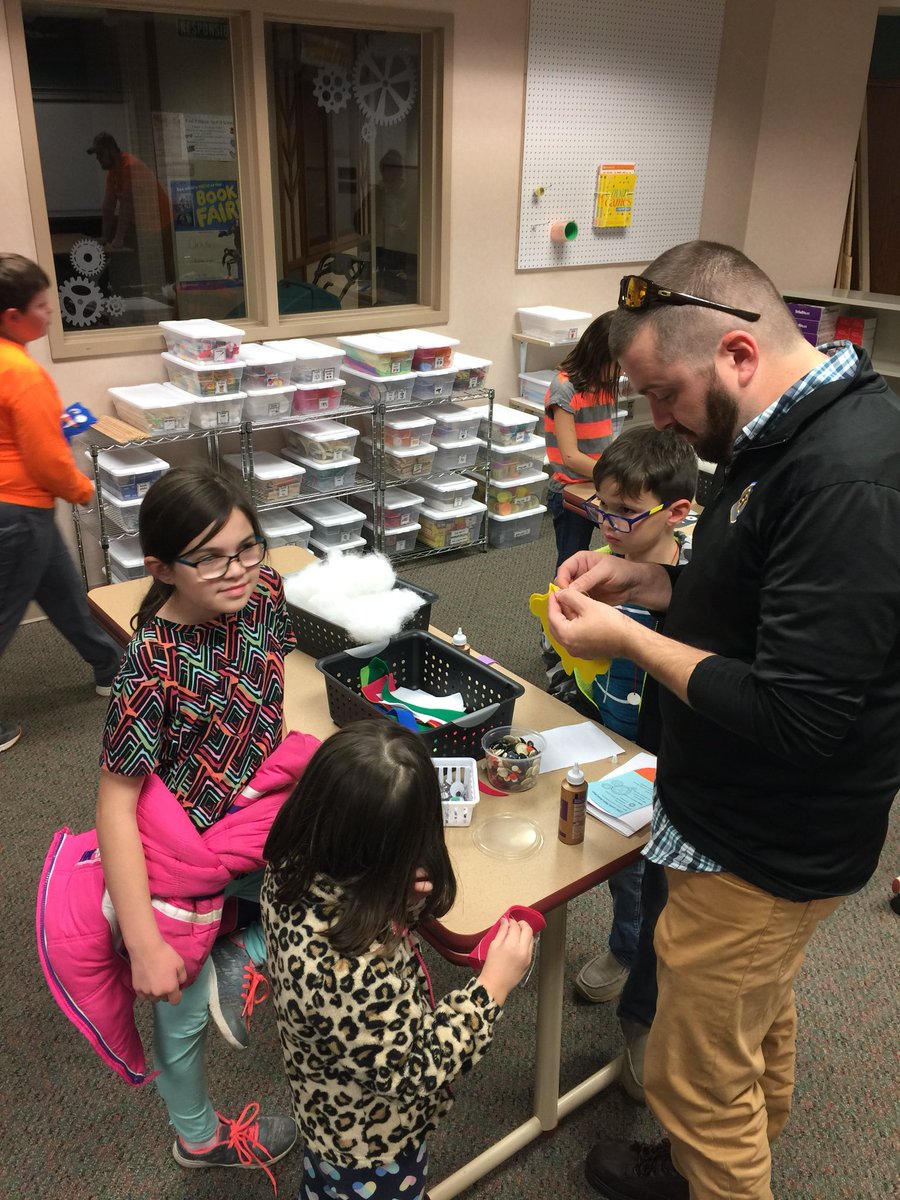 MrsMalcolm205's tweet photo. #ssestrailblazers  Family Stem Night is SEW much fun! https://t.co/80uda7iHTy