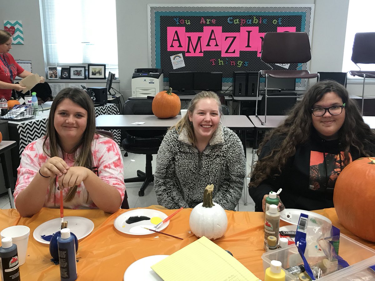 pbfbla's tweet photo. PB FBLA Pumpkin Painting Party! #fun #pbfbla https://t.co/5adRYY7a17