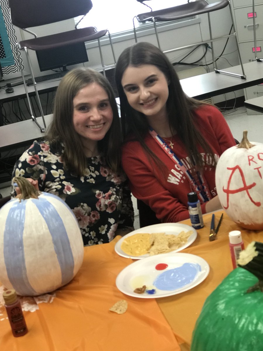 pbfbla's tweet photo. PB FBLA Pumpkin Painting Party! #fun #pbfbla https://t.co/5adRYY7a17