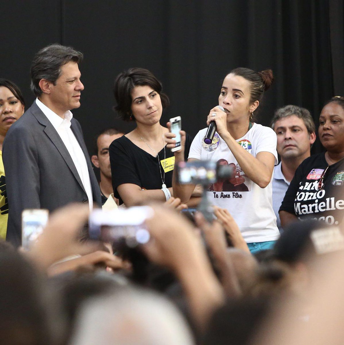 Fomos ao Centro de Artes da Maré, lá conheci a Bruna Silva, mãe do Marcus Vinicius. Ela transformou o luto em luta pq sabe q armas e violência não salvarão o futuro das nossas crianças. Nós queremos educação, cultura e arte e paz. Por Marcus Vinicius, por Marielle, por Anderson.