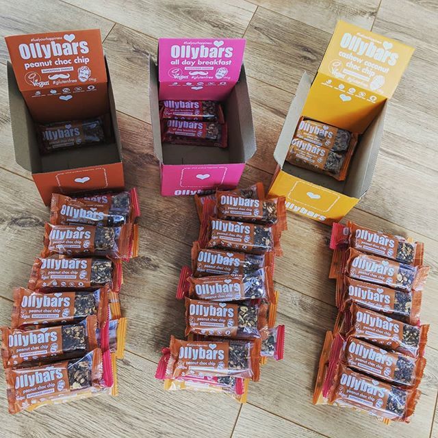 JustOopsJess's tweet photo. #statusrow update via @statusrow: Dividing up the good stuff π Huge thanks to @ollybars for supporting us during our crossing. .
.
Their bakery is just around the corner here in East London and we're proud to support a local business π .
.
And you know, the bars are deliciou⦠https://t.co/SyBO3kT2RL