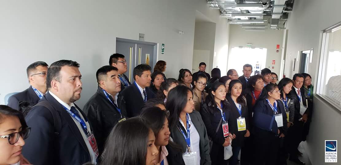 A_Espacial_Peru's tweet photo. La Asociación de Directores de Colegios de Huaycán visitaron la  #AgenciaEspacialdelPerú, donde recorrieron las instalaciones del #CNOIS para conocer el trabajo que se realiza en la operación del satélite peruano #PerúSAT-1🛰️. 1/2 https://t.co/Z0gz1RntEq