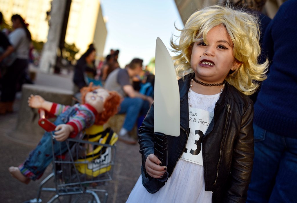debbiewfleck's tweet photo. guess who this cutie pie is? the bride of chucky. photo by #BenTorres for #dallasnews of #PumpkinsonthePlaza in #Dallas https://t.co/bMAnZeB5gU