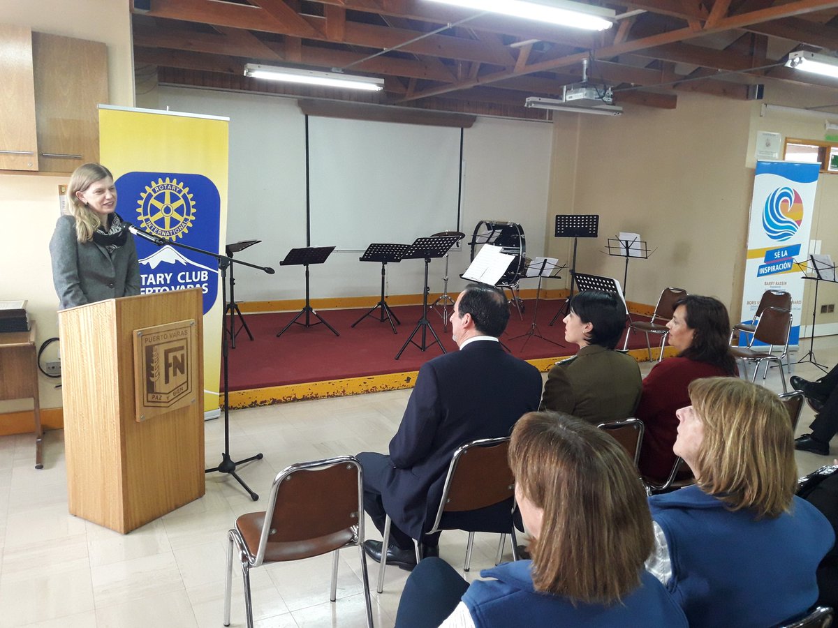 muniptovaras's tweet image. Alcaldesa (s) @Wer13Jacqueline y ediles @RosaBenavidesPV @marceloptovaras participan en ceremonia de inauguración de semana del niño organizada por el Rotary Club del Lago y Rotary Club Puerto Varas, actividad en que participan establecimientos educativos urbanos y rurales.
