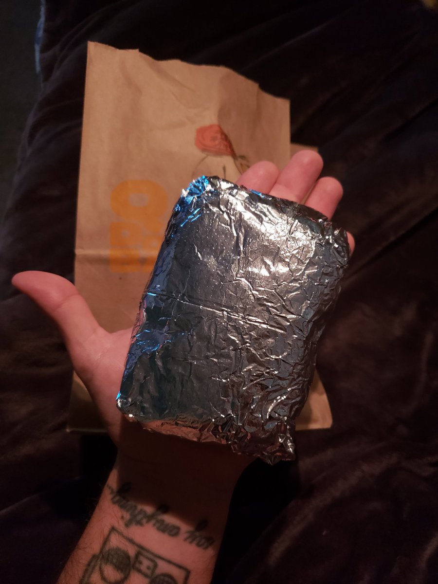 JustinVR6T's tweet photo. Yoooo @qdoba ...I haven't gave anyone a hard time in a while, but this burrito is making me feel like an actual giant #BurritoProblems https://t.co/yTcab0d23F