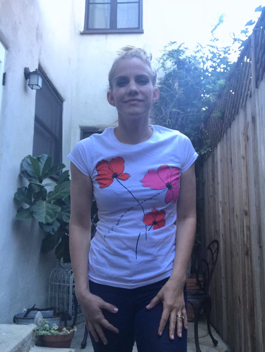 AnnaChlumsky's tweet photo. Pretty shirt! Let's do this! #KeyToTheCure @saks @OfficialJLD https://t.co/ufk4tb8tIk