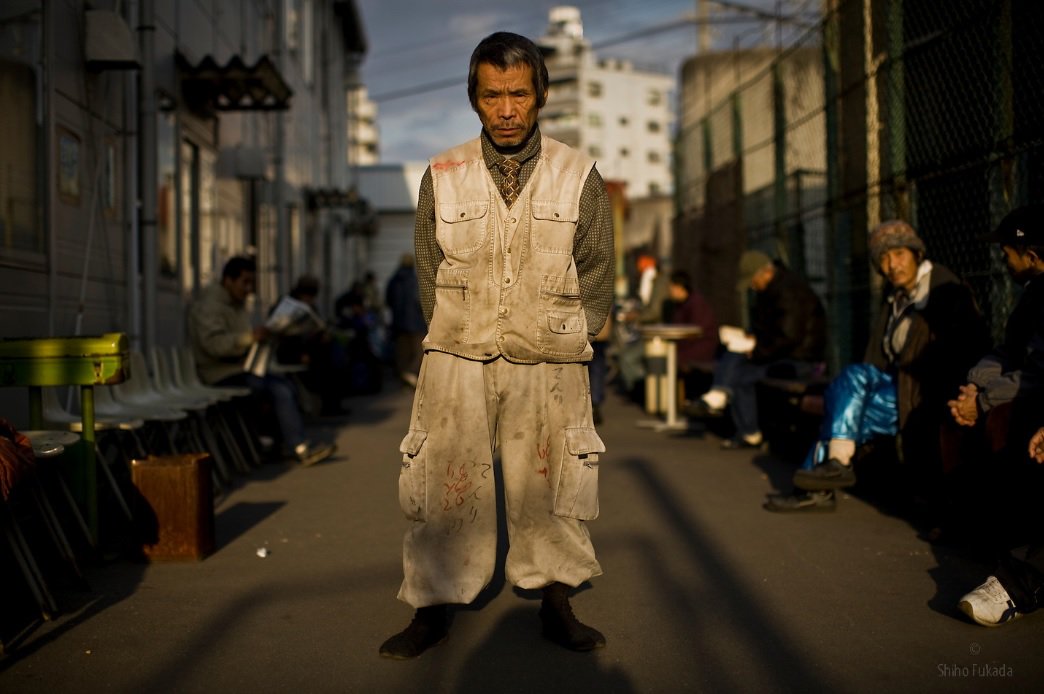 Japoneses bajo la sombra | La fotografía de Shiho Fukada 👉goo.gl/Vzkr86