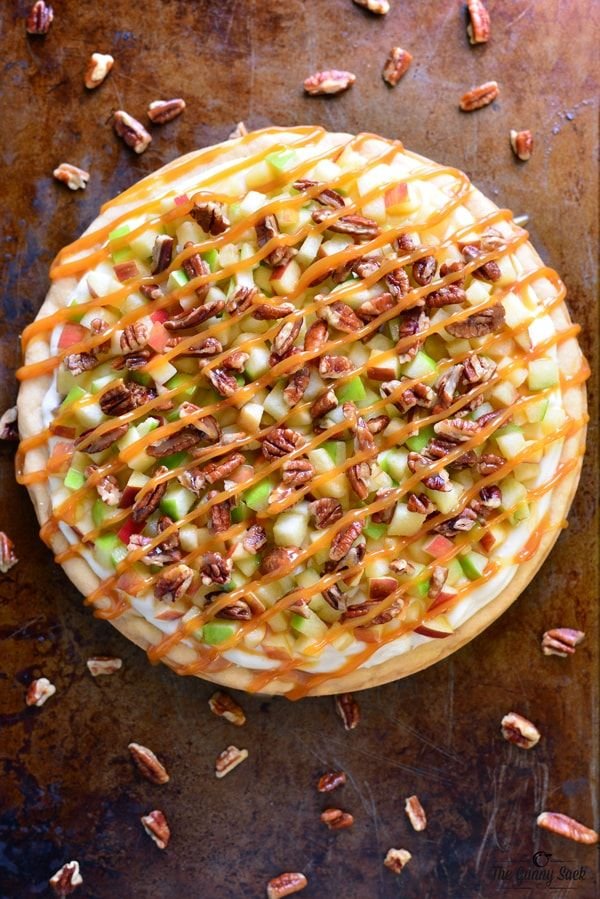 We've seen a lot of fun, fall recipes, but none as unique as this seasonal dessert pizza! 🍂
Cream-cheese frosting is the sauce spread on top of a sugar-cookie crust, and toppings include toasted pecans, Granny Smith apples and a caramel drizzle! http://bit.ly/2BVDZyB