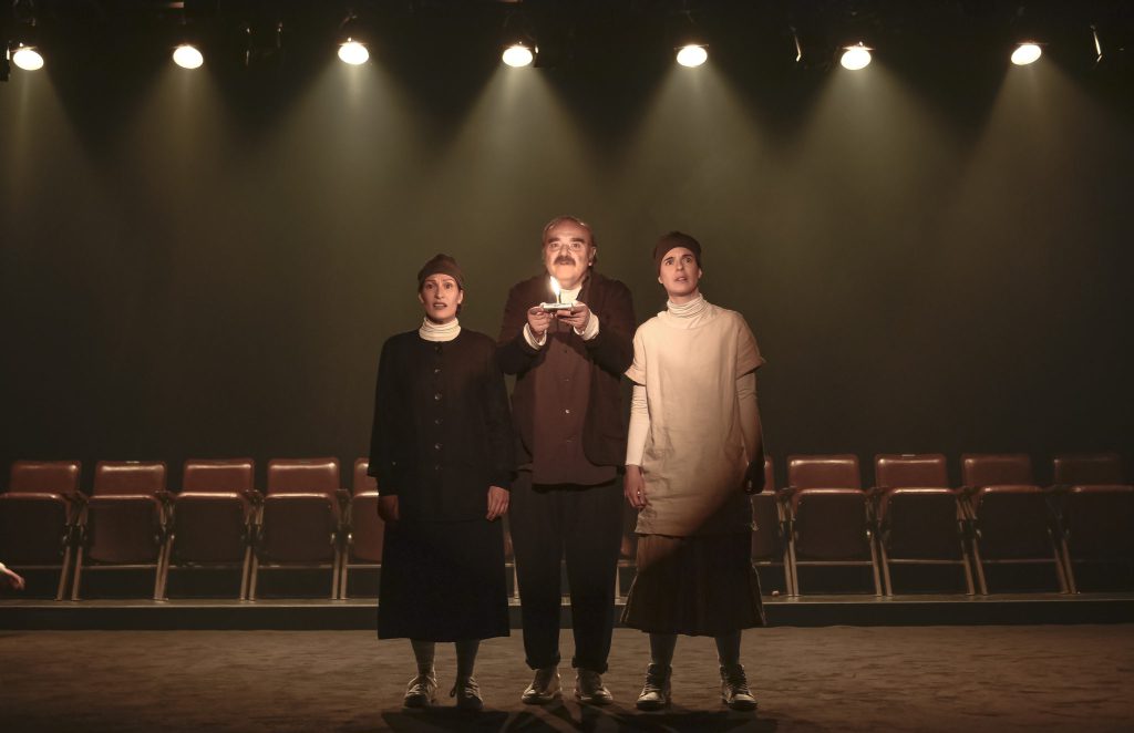 « Chapitres de la chute » au <a href="/QuatSous/">Théâtre de Quat'Sous</a> : qui a dit que le monde des affaires était ennuyant ? lesmeconnus.net/chapitres-de-l…