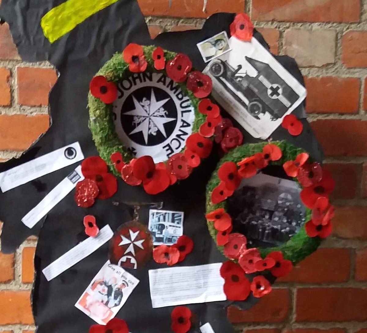 trudydavies1964's tweet image. Just look at this wonderful display that the St John Ambulance Cadets in #Llanidloes It will be on display with thanks to Mrs Wicks garage window #TurnTheTownRed 
#CountdownToPeace
#Legion #PoppyAppeal
@StJohnCymruLlanidloes #Woosnam   @AnwenParryCT @CambrianNews
#IAA18