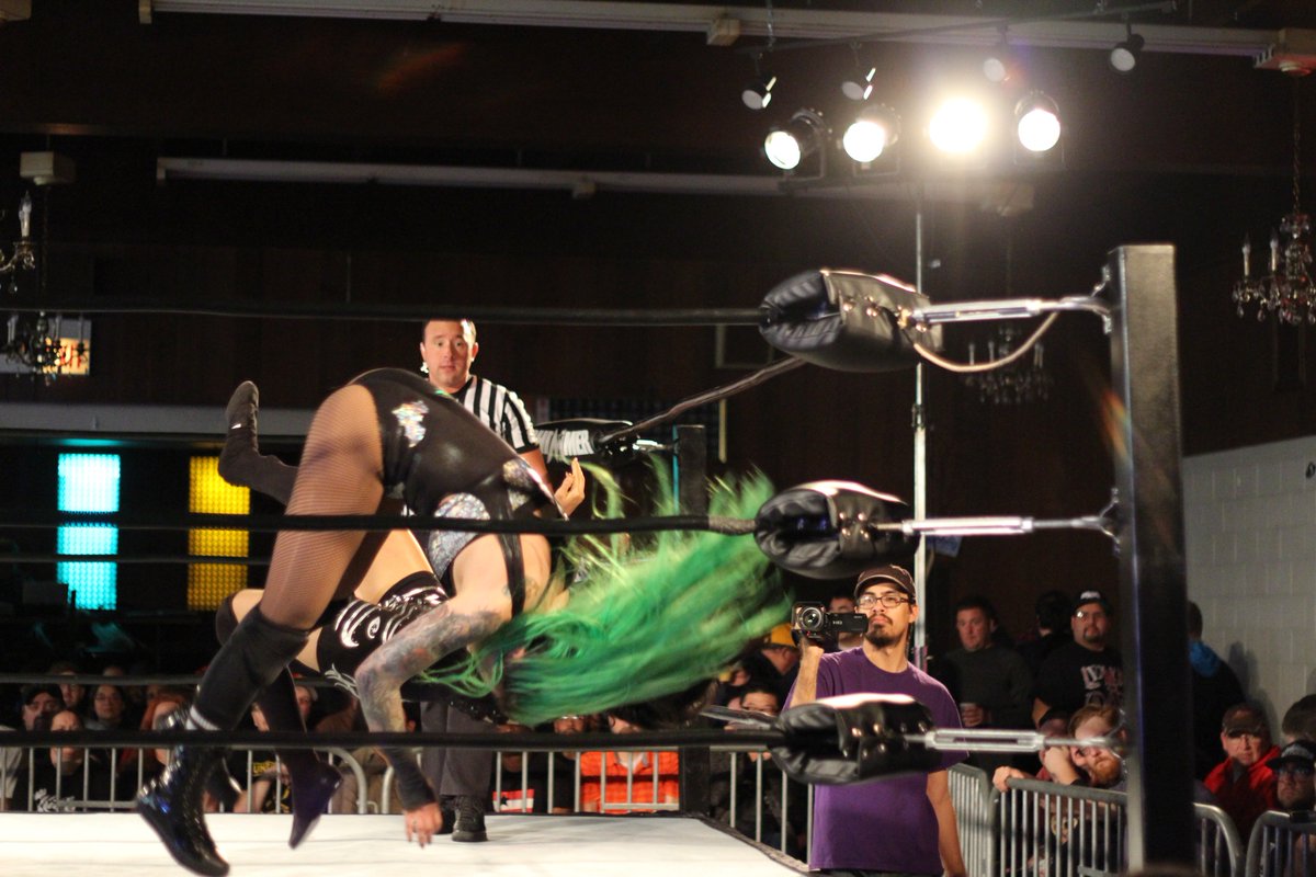 DAFALCON11's tweet photo. @JinnyCouture with catlike reflexes can turn your aggression into submission @Shotziblack @SHIMMERwomen #SHIMMER105 https://t.co/QyinJReEEC