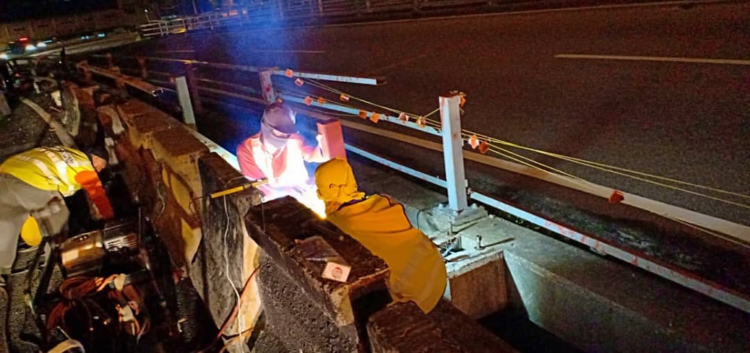 Kerja2 mengganti baru railing di laluan FT02, Persiaran Raja Muda Musa, daerah Klang #TeamRoadcare