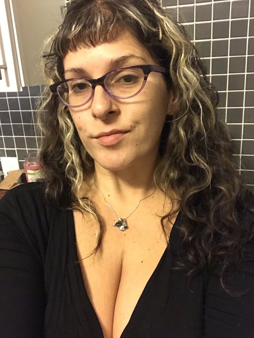 So ready to cam, but there is a guest in my house! If I had a bed this wouldn&rsquo;t be a problem! Spoil me<a href="/tag/thankyou"class="tags"><span>#thankyou</span></a><a href="/tag/endofthemonthcomestoosoon"class="tags"><span>#endofthemonthcomestoosoon</span></a><a href="/tag/sickieh"class="tags"><span>#sickieh</span></a>