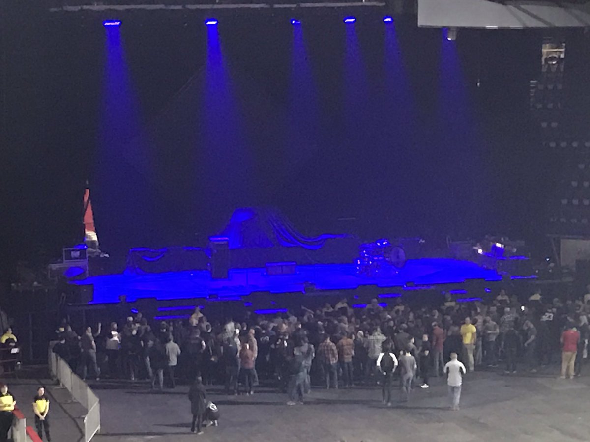thetuscanyguy's tweet photo. Almost time!!! @foofighters https://t.co/DrpJsKUYdV