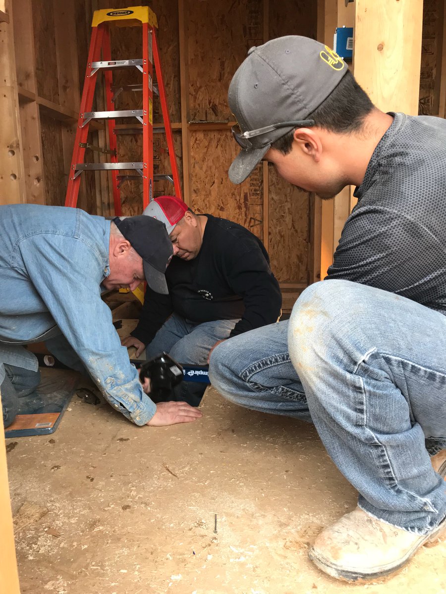 IWSHFoundation's tweet photo. .@CommPlumbing team working together to bring running water and electricity to residents of the #NavajoNation https://t.co/YihA4ntsf0
