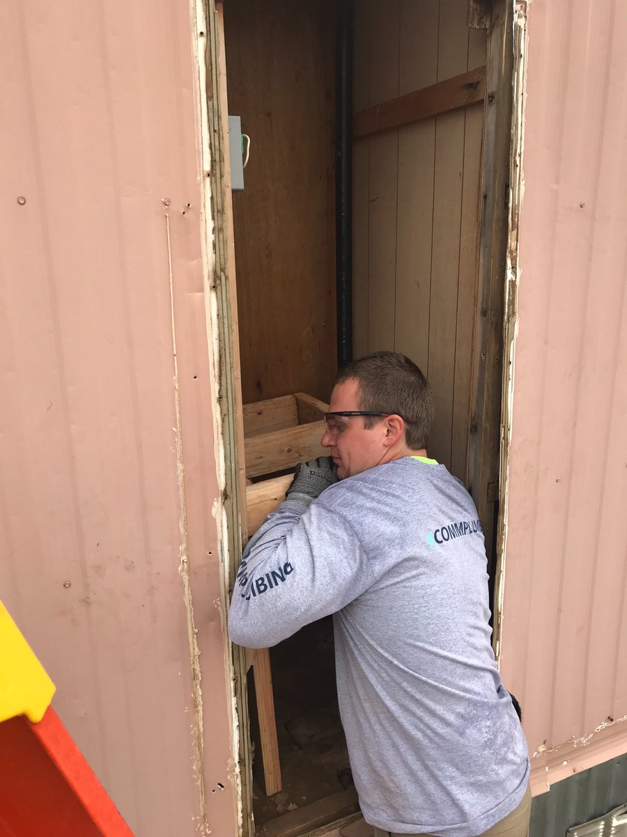 IWSHFoundation's tweet photo. .@CommPlumbing team working together to bring running water and electricity to residents of the #NavajoNation https://t.co/YihA4ntsf0