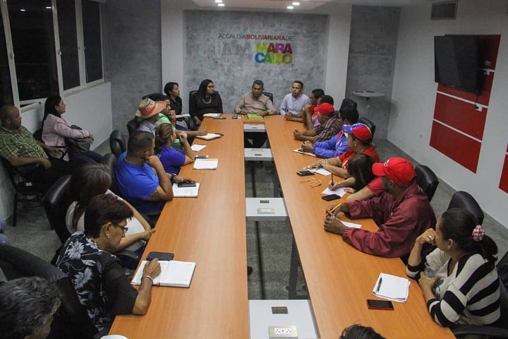 willy_casanova's tweet photo. En el salón Udón Perez de la @alcaldiademcbo, en encuentro con los candidatos y candidatas al Concejo Municipal de #Maracaibo, planificamos lo que sin duda será una de las más importantes victorias para la conducción de nuestra gestión bolivariana y revolucionaria. 1/2 https://t.co/BqIsOdZD8E