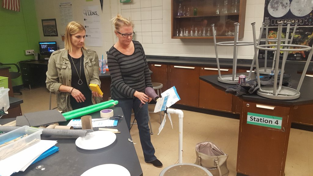 BarronScience's tweet image. Having a blast with inquiry and engineering at our Science Parent U!! @Woodridge68 @JeffersonJH68