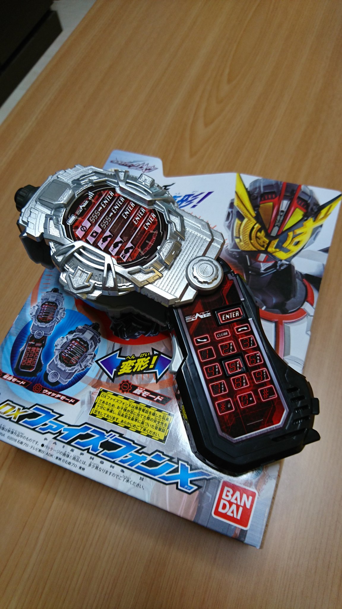 ハナトモホッパー ファイズフォンx出して飾ってみました ファイズ 系のアイテムだけあってスマートなデザインが良いですねー これひとつで全然遊べるしプライス的にも です カイザフォンxとかも出ませんかね 仮面ライダージオウ 仮面ライダー