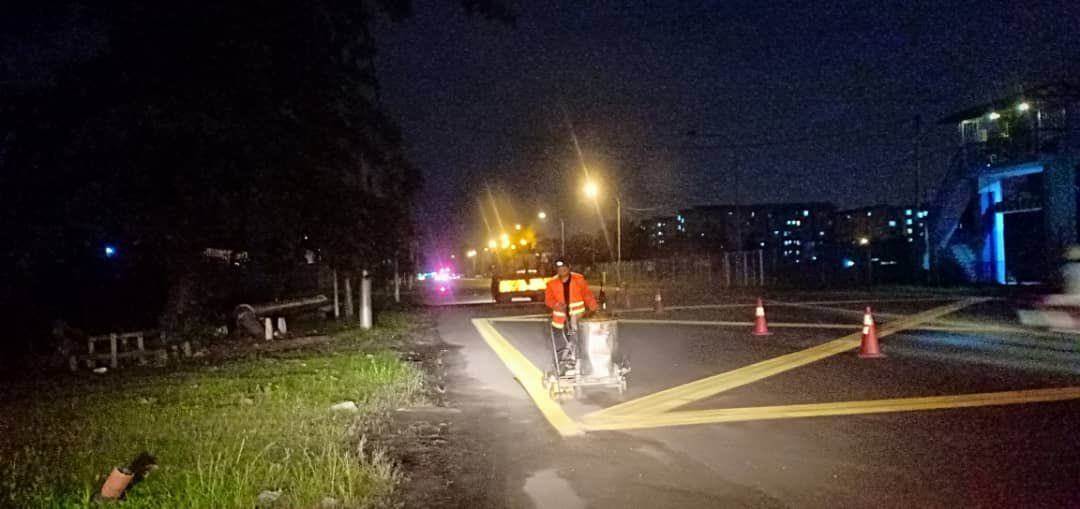 Kerja2 mengecat garisan jalan di laluan FT3218, Jalan Industri Pandamaran, daerah Klang #TeamRoadcare