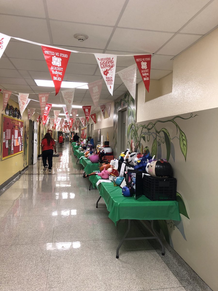 Love seeing the hallways with our students’ character pumpkins and book reports. Thank you parents and students for your commitment to literacy! @SSaenzPhillips @Ponce_East @HISDEastArea @SouthmaydES