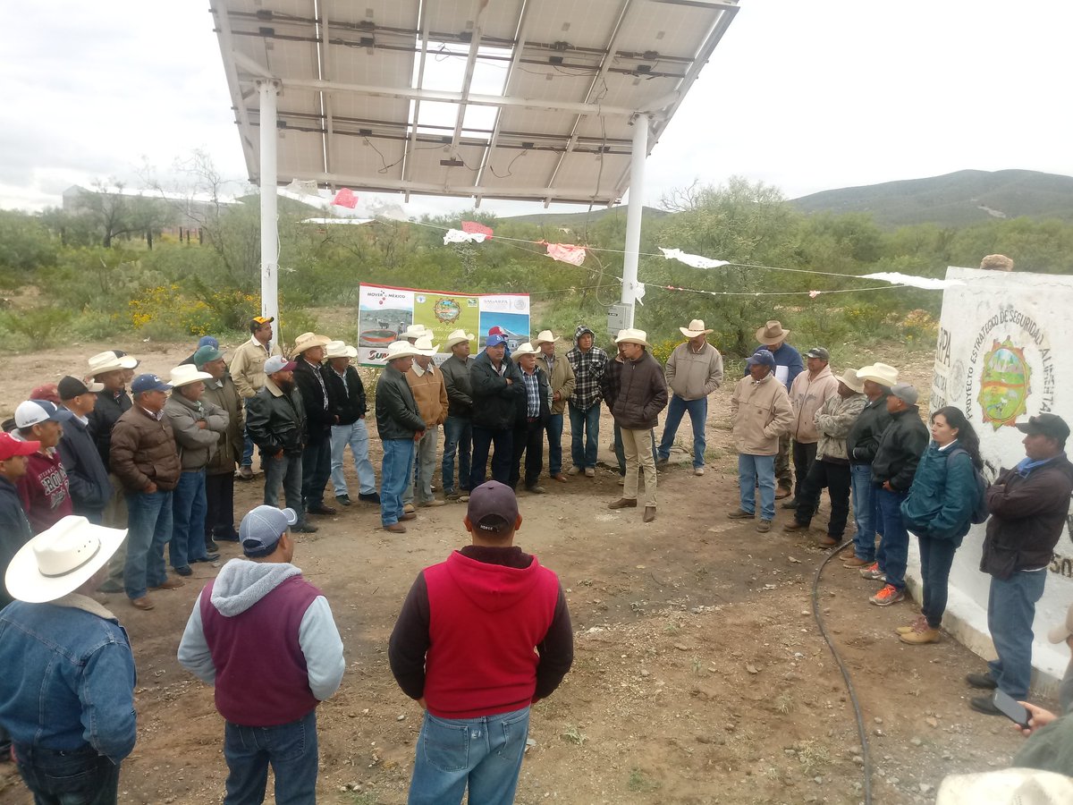 geit_jerez's tweet photo. Extensionismo y PESA de SECAMPO-SAGARPA, coordinados para mejorar las condiciones de los agostaderos mediante manejo holistico. Ejido Benito Juarez Villa de Cos Zacatecas. https://t.co/l5WGC80xUJ