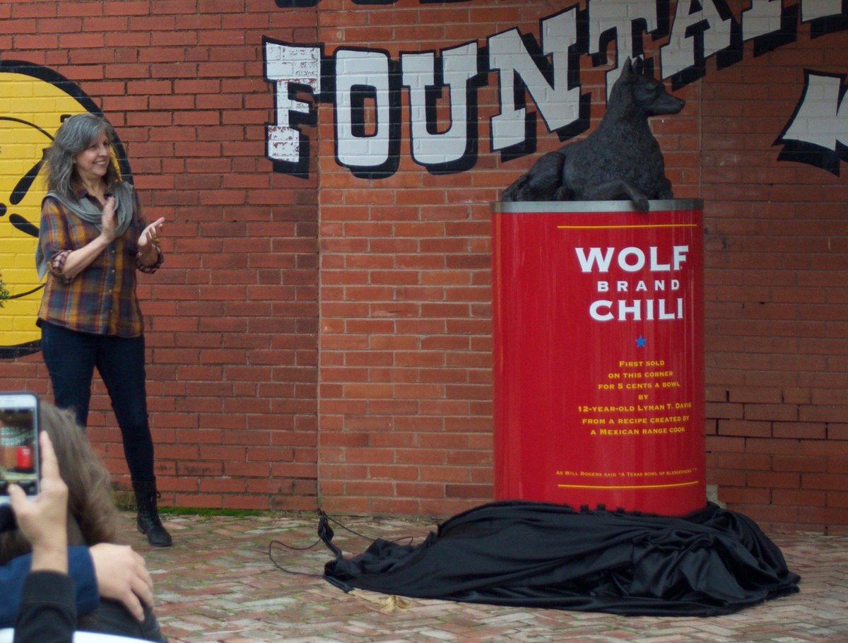 Nice #Americana in #CorsicanaTX: #WolfBrandChili jumbo can by #TexasArtist #NancyRebal. #RoadsideArchitecture. #Pop #Sculpture.